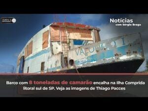 Barco com 8 toneladas de camarão encalha na Ilha Comprida, litoral sul de SP.