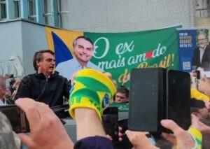 Bolsonaro é recebido com gritos de Mito em Porto Alegre