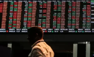 Ibovespa fecha em queda com riscos externos e falta de catalisadores no Brasil