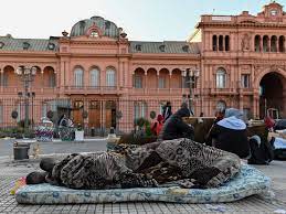 Argentina deve ter inflação de 100% e PIB estagnado em 2024