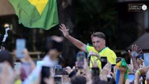 Bolsonaro reúne multidão em pleno domingo em Copacabana, Rio de Janeiro
