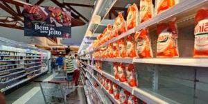 Não há risco de desabastecimento de alimentos no RS