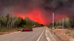 Milhares são obrigados a deixar suas casas devido a incêndios florestais no Canadá