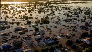 RS: entre reconstrução e retomada, enchentes mexerão com provisões e margens de bancos a varejistas