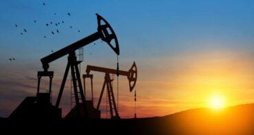 Petróleo sobe mais de 1% com grande queda de estoques nos EUA