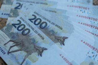 Taxas curtas têm leves baixas com dados fracos de serviços e longas sobem com exterior